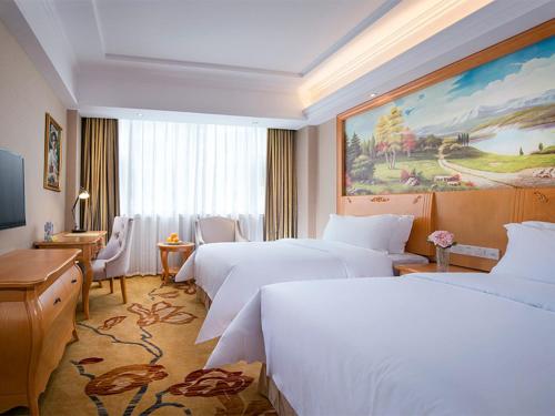 En eller flere senge i et værelse på Vienna Hotel Shenzhen Lo Wu Control Point