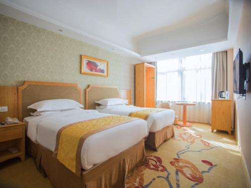 a hotel room with two beds in a room at Vienna 3 Best Hotel Huaian Qinghejiayuan in Huai'an