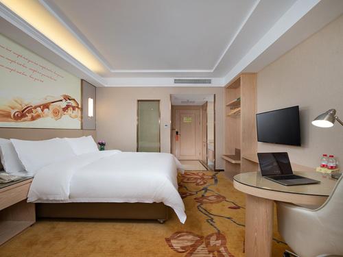 
A bed or beds in a room at Vienna Hotel(Ganzhou Railway Station Shop)
