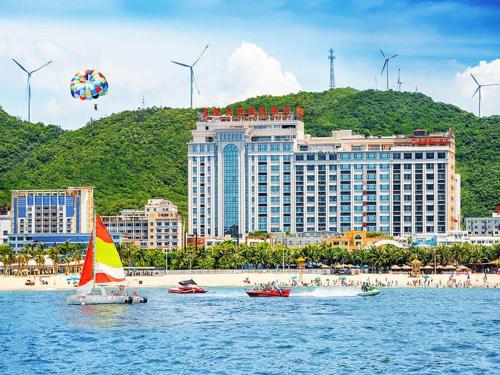 grupa łodzi w wodzie w pobliżu plaży w obiekcie Vienna International Hotel Guangdong Yangjiang Zapo Travel Avenue w mieście Lizao