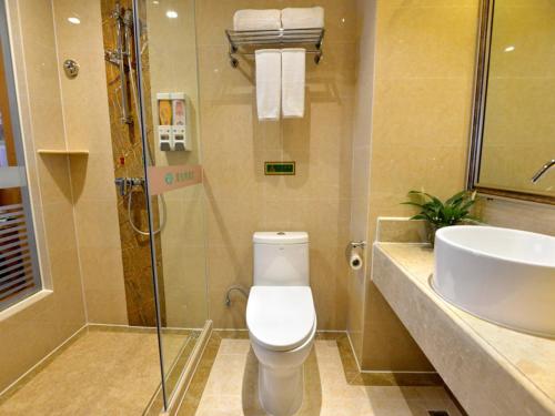 uma casa de banho com um WC, um lavatório e um chuveiro em Vienna Hotel Qinzhou North Area Plaza em Qinzhou