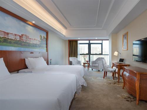 Vienna International Hotel(Jinjiang Jordan Center) tesisinde bir odada yatak veya yataklar