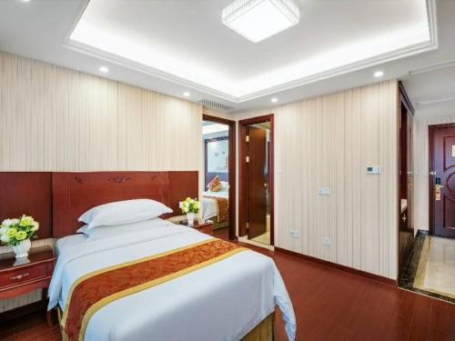 um quarto com uma cama grande num quarto em Vienna Hotel Zhejiang Huzhou Changxing Mingzhu Road em Changxing