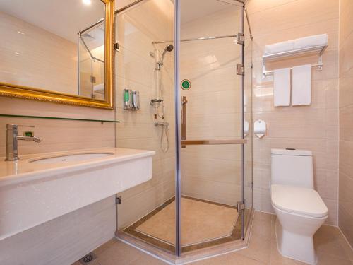 La salle de bains est pourvue d'une douche, de toilettes et d'un lavabo. dans l'établissement Vienna Hotel Shenzhen Dongmen Old Street, à Shenzhen