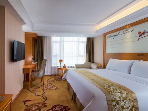 Ένα ή περισσότερα κρεβάτια σε δωμάτιο στο Vienna Hotel Dongguan Songshanhu Huawei