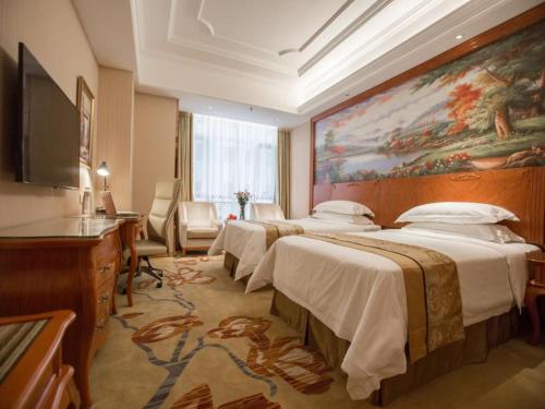 A bed or beds in a room at Vienna International Hotel Xi'an Hancheng Lake