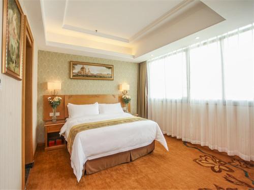 Кровать или кровати в номере Vienna Hotel Fuzhou Linchuan Avenue