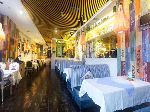 een restaurant met tafels en stoelen in een kamer bij Vienna International Hotel Haikou West Bus Station in Haikou