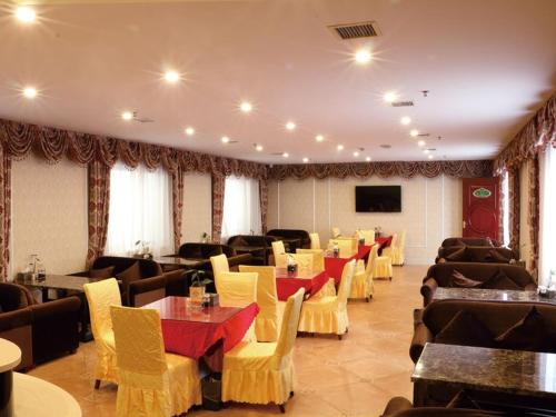 A restaurant or other place to eat at Vienna Hotel Suzhou Zhenzhuhu Road