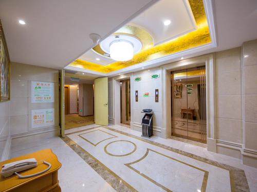 a large room with a hallway with a room with a room at Vienna international hotel shanghai pudong airport south store in Nanhui