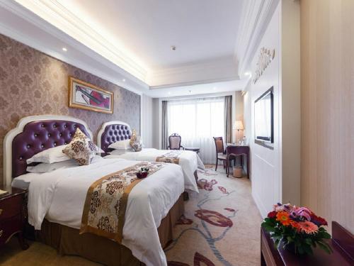 南寧的住宿－維也納國際酒店南寧動物園店，酒店客房设有两张床和窗户。