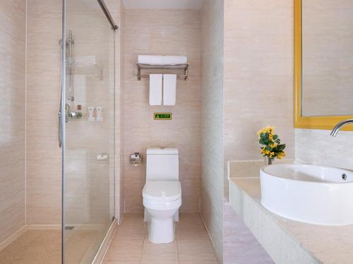 uma casa de banho com um WC, um lavatório e um chuveiro em Vienna 3 Best Hotel Shenzhen Henggang Cuihu Shangzhuang em Longgang