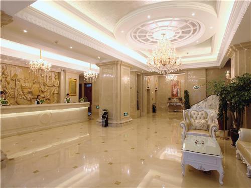 a large lobby with a chandelier and a large room at Vienna International Hotel Changzhou Railway Station in Changzhou