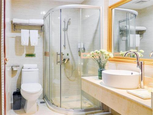 y baño con ducha, lavabo y aseo. en Vienna Hotel Jiefang East Road en Wuxi