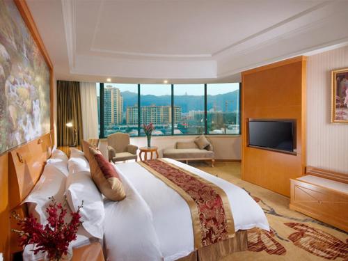 a large bedroom with a large bed and a large window at Vienna Classic Hotel Foshan Nanhai Xijiao in Nanhai