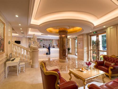 a large room with a lobby with a staircase at Vienna Classic Hotel Foshan Nanhai Xijiao in Nanhai
