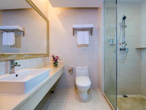 y baño con lavabo, aseo y ducha. en Vienna Hotel Dongguan Tangxia Lincun Square, en Dongguan
