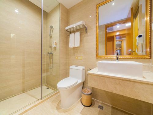 y baño con aseo, lavabo y ducha. en Vienna 3 Best Hotel Fuzhou Fuma Road Ziyang en Fuzhou