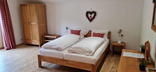 a bedroom with two twin beds in a room at Haus Friedrich in Gosau