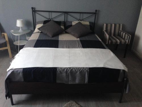 a black and white bed in a bedroom at Casa Di Amici in Caltanissetta
