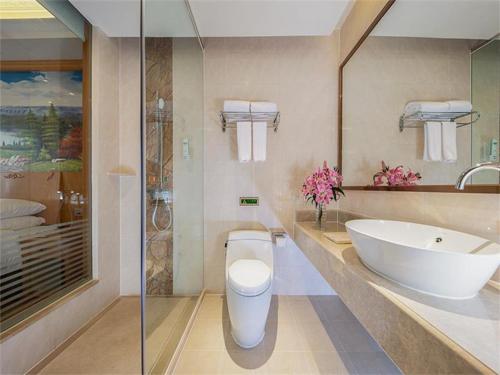 a bathroom with a sink and a toilet and a tub at Vienna Hotel Huiyang Sanhe Square in Huizhou