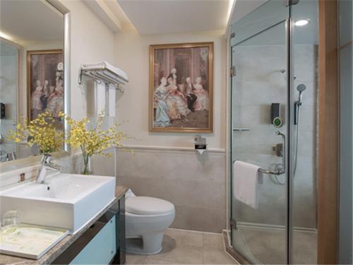 y baño con ducha, aseo y lavamanos. en Vienna Hotel Dongguan ChangAn Wanda Plaza, en Dongguan