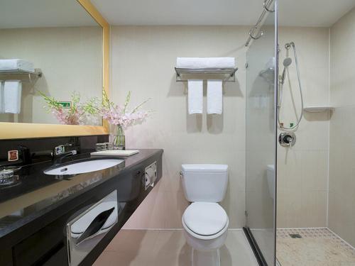 W łazience znajduje się toaleta, umywalka i prysznic. w obiekcie Vienna Hotel Dongguan Changping Avenue w mieście Dongguan