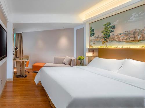 a large white bed in a hotel room at Vienna 3 Best Hotel Shenzhen Airong Road in Shenzhen