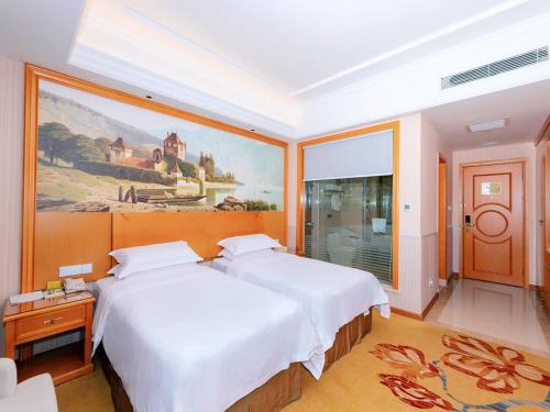 Säng eller sängar i ett rum på Vienna Hotel Shenzhen Longgang Ainan Road