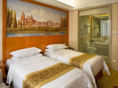 Säng eller sängar i ett rum på Vienna Hotel Shanghai Yangpu Wujiaochang
