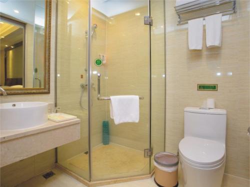 een badkamer met een douche, een toilet en een wastafel bij Vienna Classic Hotel Shanghai Hoingqiao National Exhibition Centre Xujing in Shanghai