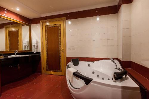 Red Castle Hotel - Managed by Aoudi Consultants -  Room  picture :   Minibar    Shower    Bath                           