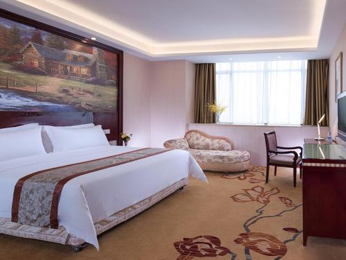 Habitación de hotel con cama grande y sofá en Vienna Hotel Dongguan Wanjiang Road, en Dongguan