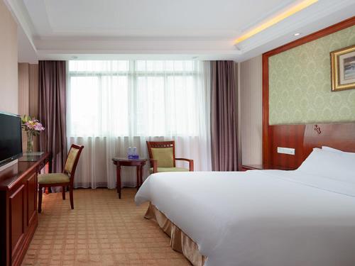 Postel nebo postele na pokoji v ubytování Vienna Hotel Dongguan Songshan Lake