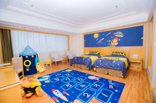Vienna Hotel Yangjiang Jiangcheng District في يانغجيانغ: غرفة نوم بسريرين وسجادة زرقاء كبيرة