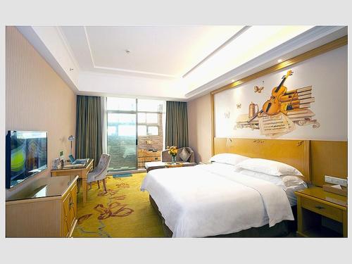 Una televisión o centro de entretenimiento en Vienna Hotel Guangzhou Conghua Jiangpu East Huanshi Road