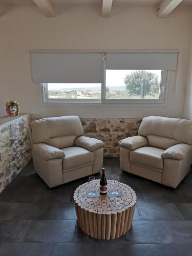 a living room with two couches and a table at La Mela Di Venere in Palazzolo Acreide