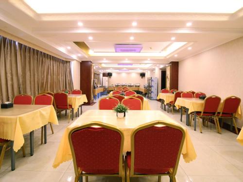 une salle à manger avec des tables et des chaises rouges dans l'établissement Vienna Hotel CHangsha Bayi Bridge Hefu, à Changsha