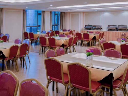 a conference room with tables and chairs and tablesktop at Vienna International Hotel Heyuan Yajule Garden in Heyuan