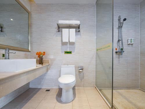 廣州的住宿－維也納酒店廣州番禺橋南店，一间带卫生间和玻璃淋浴间的浴室