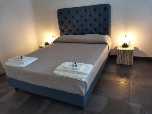 a bedroom with a bed with two towels on it at La Mela Di Venere in Palazzolo Acreide