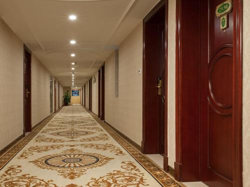 an empty hallway with a tile floor in a building at Vienna Hotel Guangxi Nanning International Convention and Exhibition Center in Nanning
