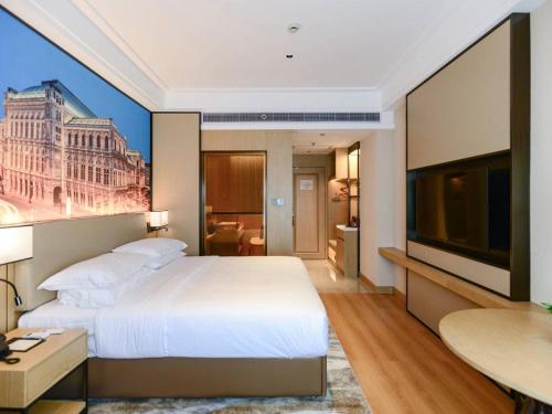 Säng eller sängar i ett rum på Vienna International Hotel - Hangzhou Wulin Square Branch