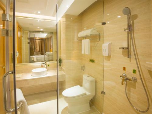 e bagno con servizi igienici e doccia in vetro. di Vienna International Hotel Shenzhen Guangming Avenue a Bao'an