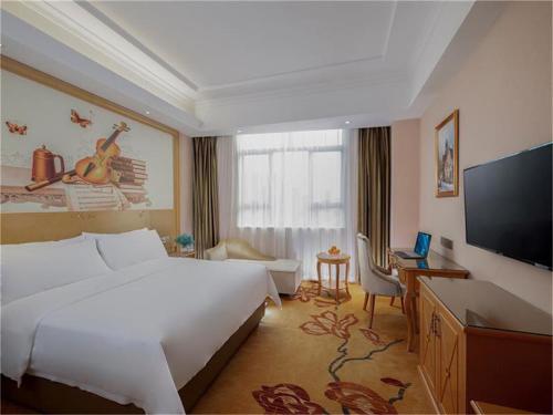 Postel nebo postele na pokoji v ubytování Vienna Hotel Huiyang Sanhe Square