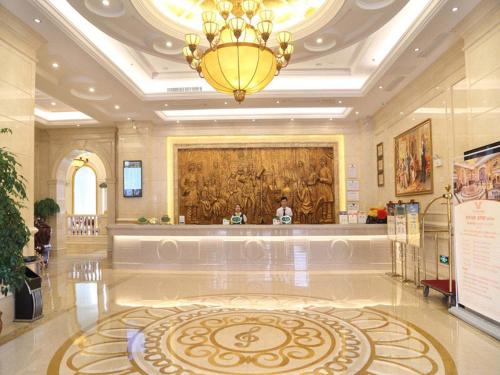 un grand hall avec une réception dans un bâtiment dans l'établissement Vienna International Hotel Changsha Lugu, à Changsha