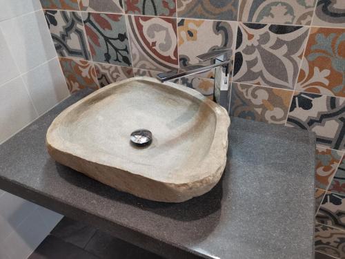 a wooden sink on a counter in a bathroom at La Mela Di Venere in Palazzolo Acreide