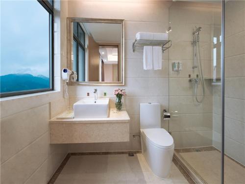 een badkamer met een wastafel, een toilet en een douche bij Vienna Hotel Shenzhen East Railway Station in Shenzhen