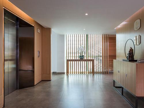 a large room with a hallway with a table at Vienna 3 Best Hotel Shenzhen Pinghu Fumin Road in Longgang