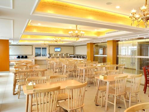 une salle de classe avec des tables et des chaises dans une salle dans l'établissement Vienna Hotel Hefei East Changjiang Road, à Hefei